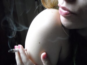 Chica fumando marihuana